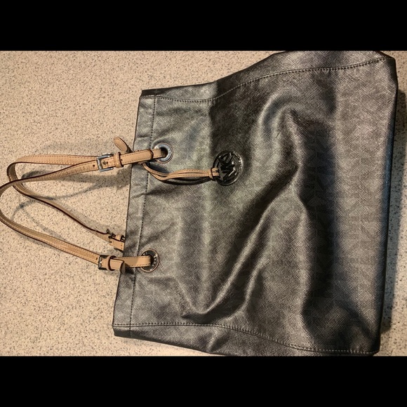 Michael kors purse - Picture 3 of 6